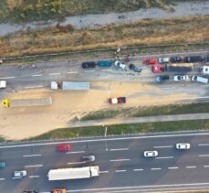 Anadolu Otoyolu Bolu kesiminde devrilen tır trafiği aksattı