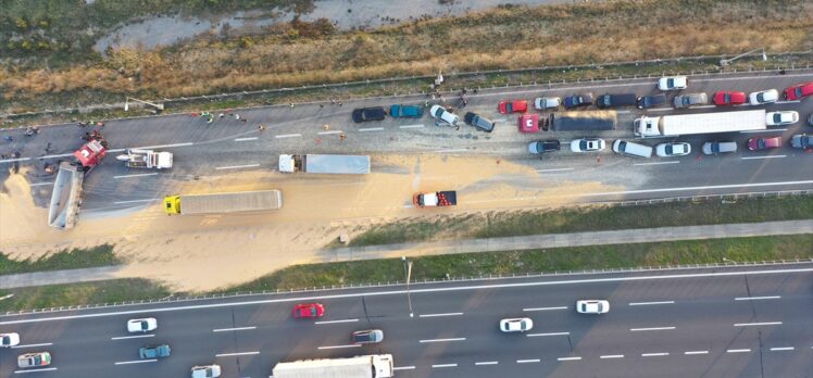 Anadolu Otoyolu Bolu kesiminde devrilen tır trafiği aksattı