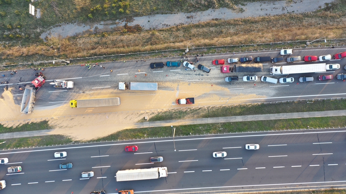 Anadolu Otoyolu Bolu kesiminde devrilen tır trafiği aksattı