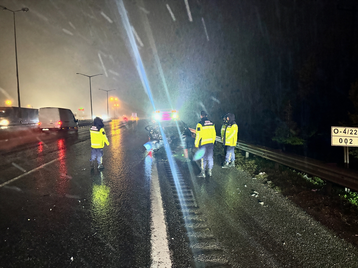 Anadolu Otoyolu'nda tırın çarptığı otomobildeki 3 kişi yaralandı