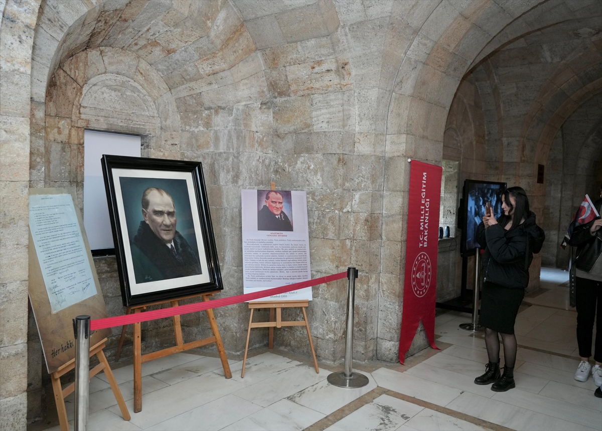 Anıtkabir'de sergilenen tarihi Atatürk portresinin orijinali merak uyandırıyor