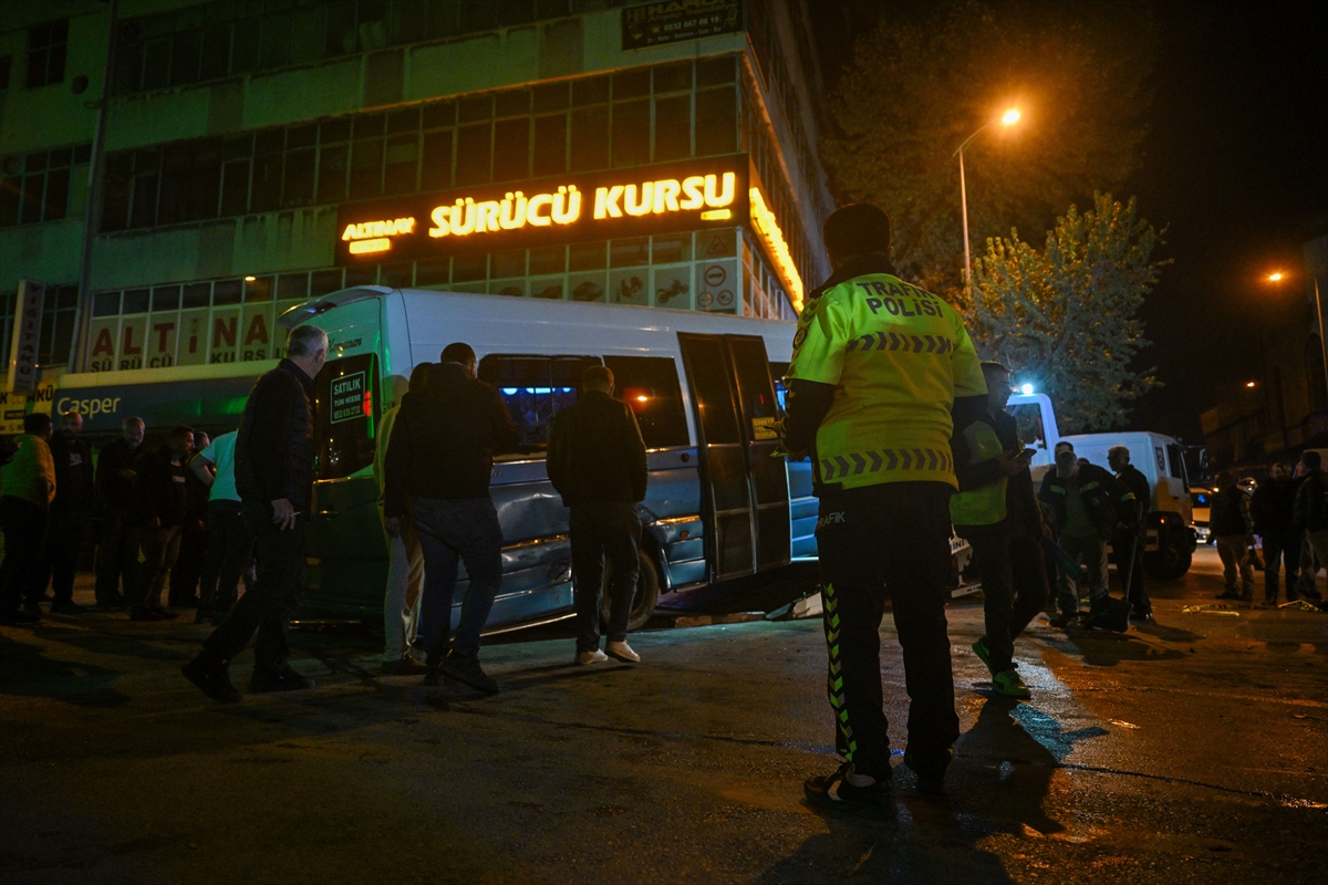 Ankara'da dolmuşla otomobilin çarpışması sonucu 6 kişi yaralandı