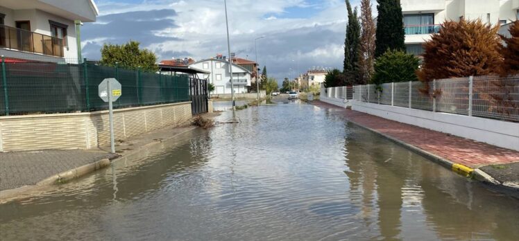 Antalya'da hortum ve kuvvetli sağanak seralara zarar verdi