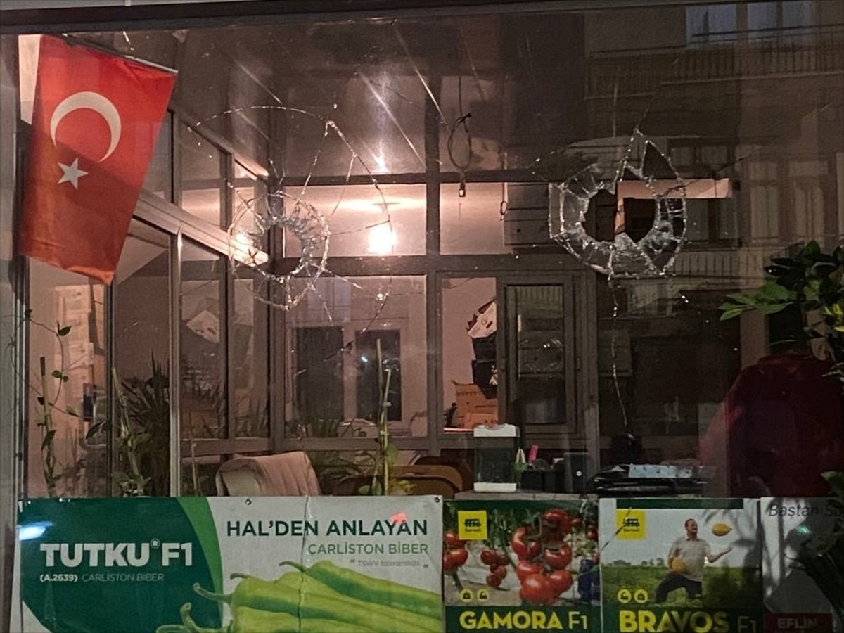 Antalya'da iş yerine silahlı saldırı anı güvenlik kamerasınca kaydedildi