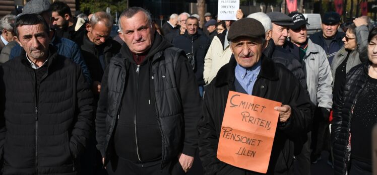 Arnavutluk'ta emekliler, maaşlarının artırılması için protesto düzenledi