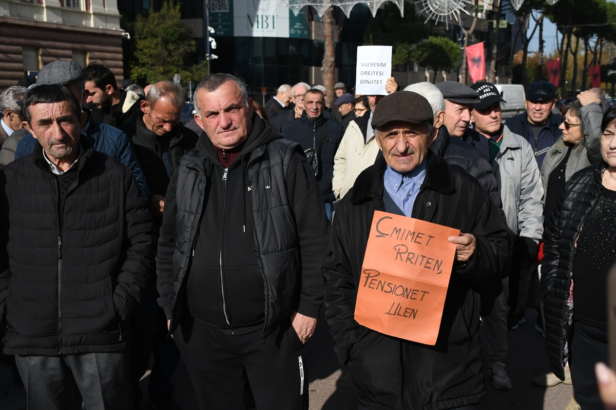 Arnavutluk'ta emekliler, maaşlarının artırılması için protesto düzenledi