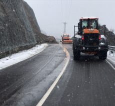 Artvin-Yusufeli yolunda ulaşım heyelan nedeniyle kontrollü sağlanıyor