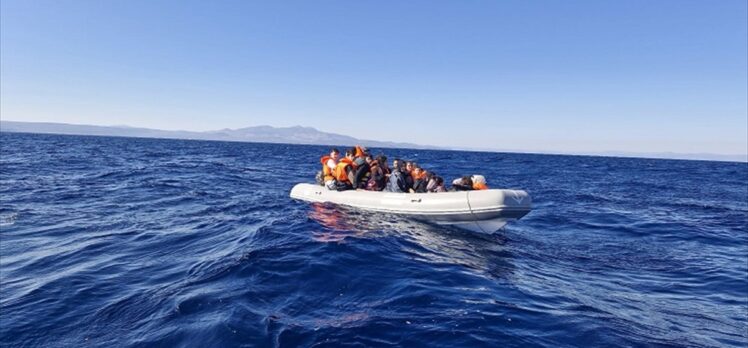 Ayvalık açıklarında 18 düzensiz göçmen kurtarıldı, 143 göçmen yakalandı