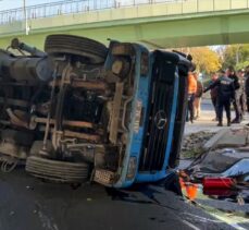 Bakırköy'de üst geçide çarpan vinç devrildi