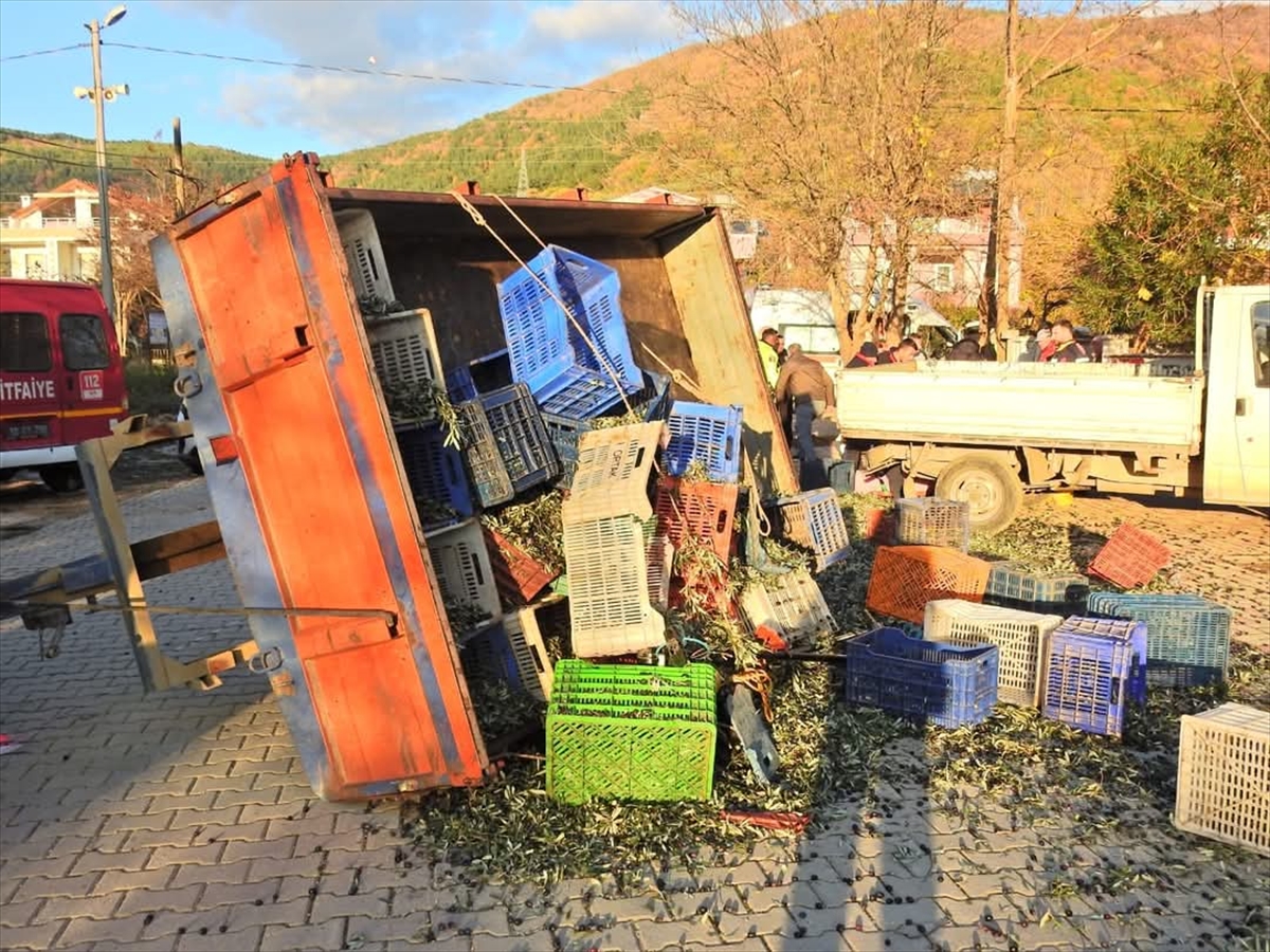 Balıkesir’de zeytin işçilerini taşıyan traktör römorkunun devrilmesi sonucu 5 kişi yaralandı