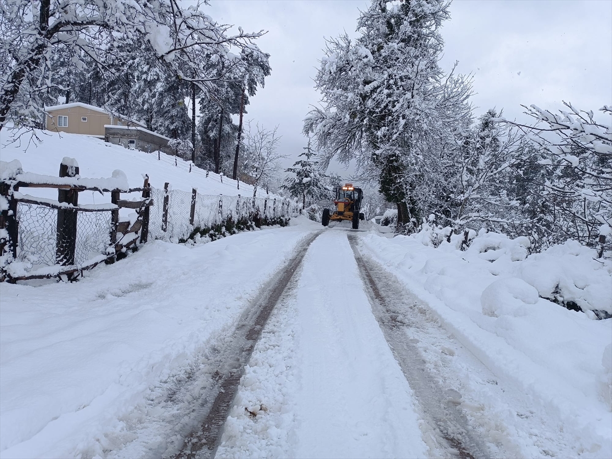 Bolu ve Bartın'da kar nedeniyle kapanan 150 köy yolu ulaşıma açıldı