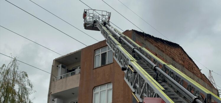 Başakşehir'de çıkan yangında 2 binanın çatısı hasar gördü