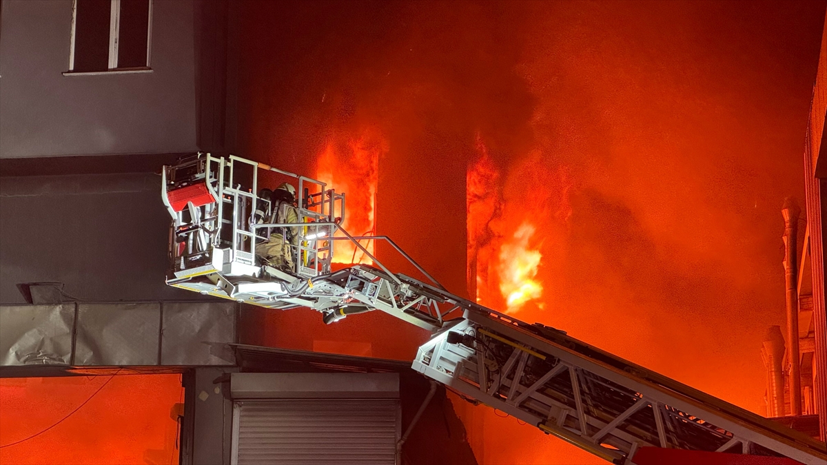 Beylikdüzü'nde fabrika çıkan yangına müdahale ediliyor