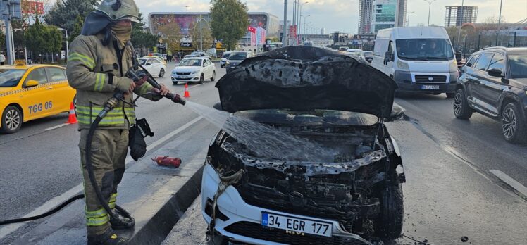 Beylikdüzü'nde seyir halindeki araçta çıkan yangın söndürüldü