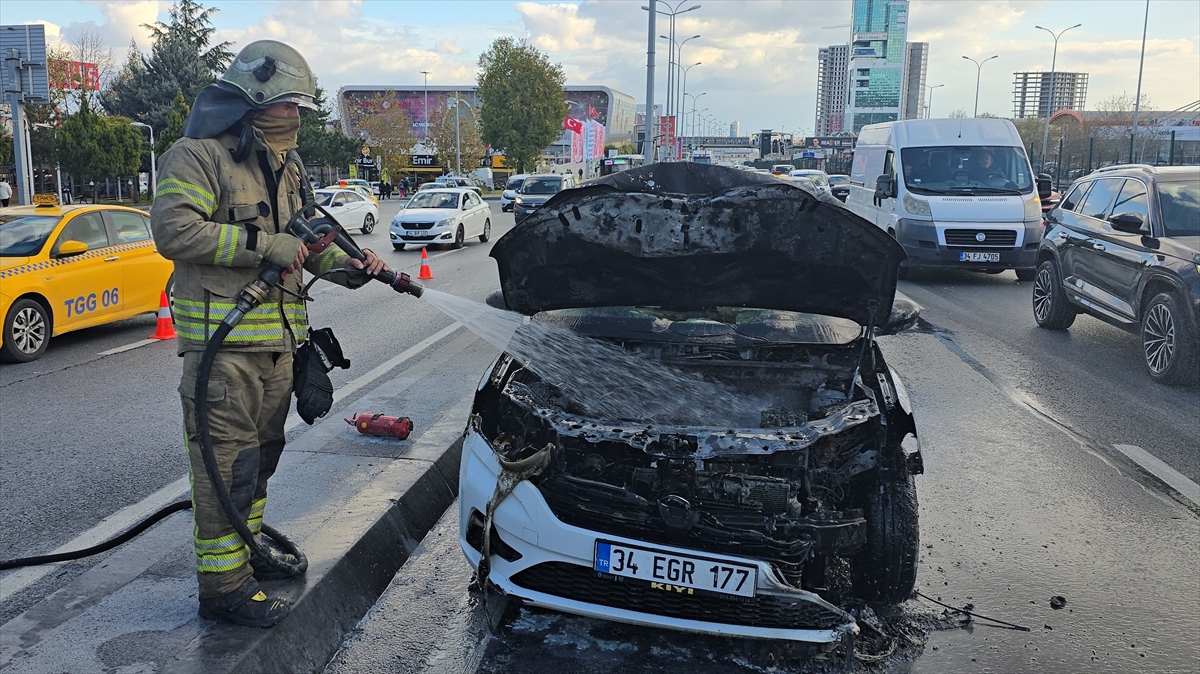 Beylikdüzü'nde seyir halindeki araçta çıkan yangın söndürüldü