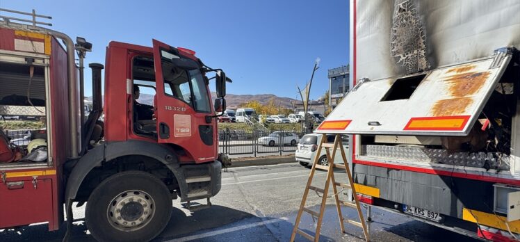 Bingöl'de bir bankanın mobil tırında çıkan yangın söndürüldü