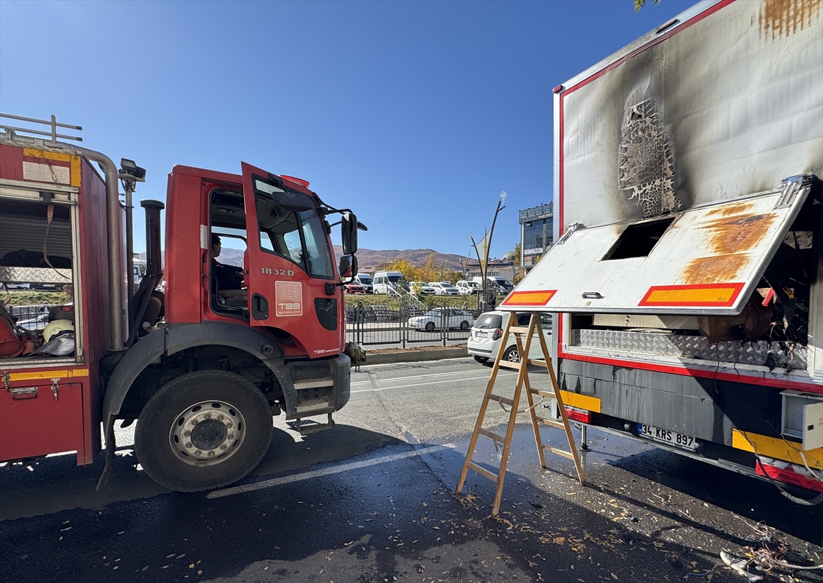 Bingöl'de bir bankanın mobil tırında çıkan yangın söndürüldü