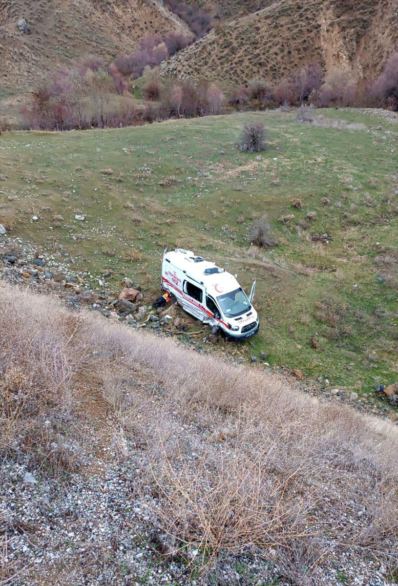 Bitlis'te trafik kazasında 3'ü sağlık personeli 11 kişi yaralandı