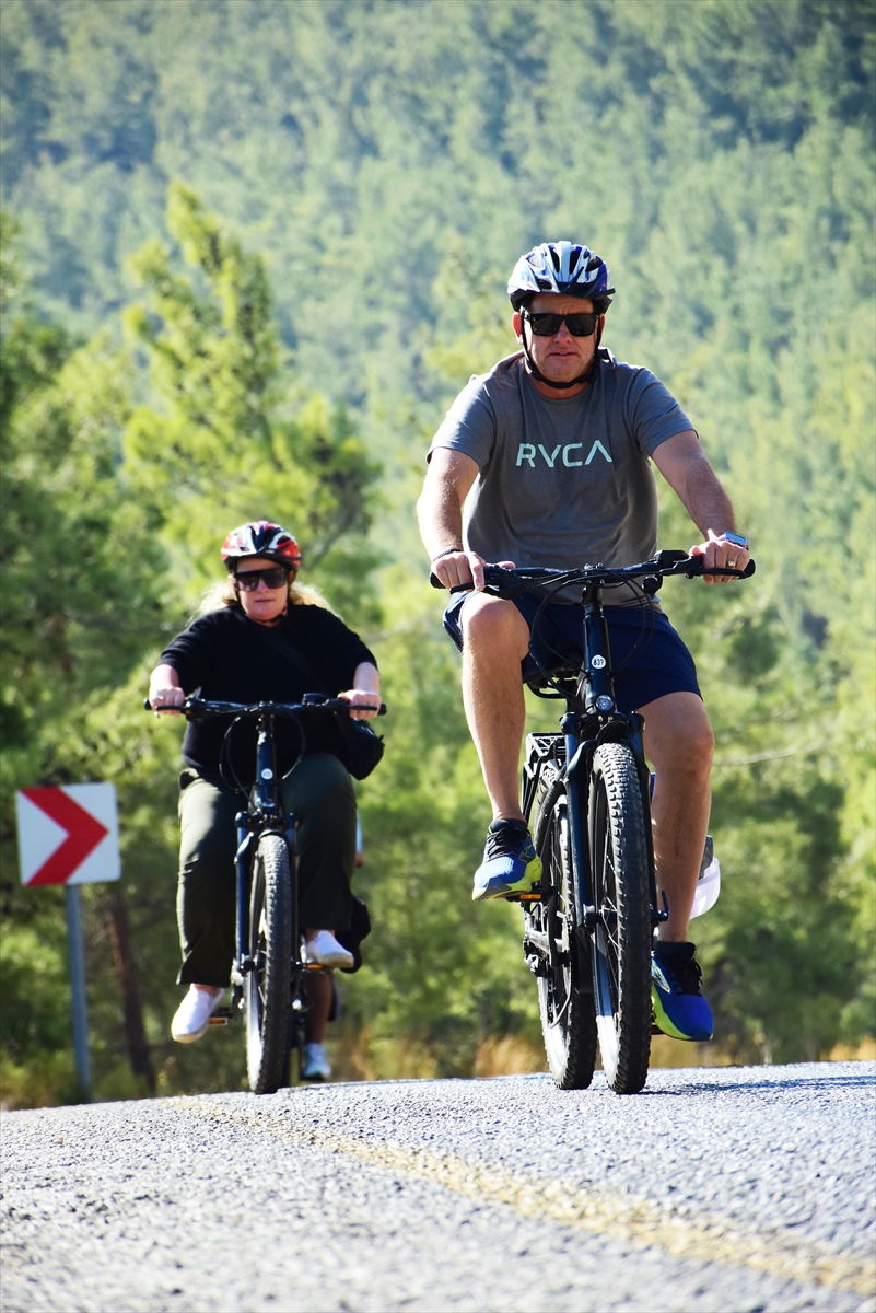 Bodrum'a kruvaziyerle gelen turistler, doğal güzelliklere pedal çevirerek ulaşıyor