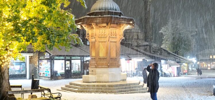 Bosna Hersek'in başkenti Saraybosna'da kar etkili oldu