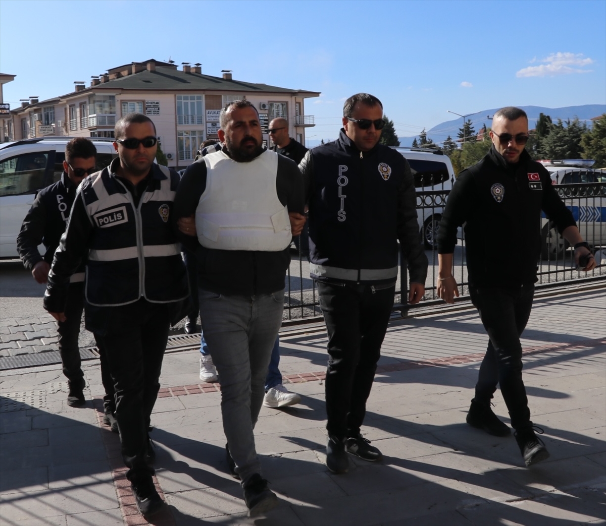 Burdur'da bir kişinin silahla vurulması güvenlik kamerasınca görüntülendi