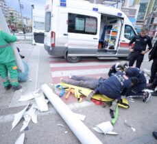 Bursa'da binanın duvarından sökülen boru parçalarının isabet ettiği kişi yaralandı