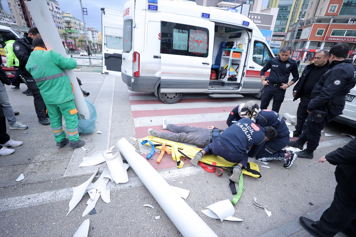 Bursa'da binanın duvarından sökülen boru parçalarının isabet ettiği kişi yaralandı