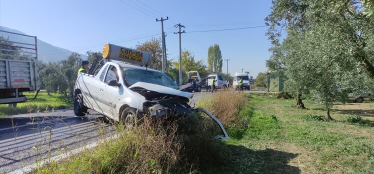 Bursa'da hafif ticari araçla kamyonetin çarpışması sonucu 5 kişi yaralandı