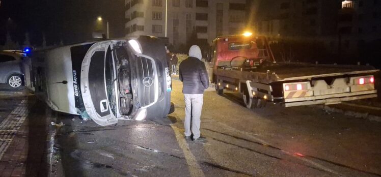 Bursa'da otomobil ile servis minibüsünün çarpıştığı kazada 8 işçi yaralandı