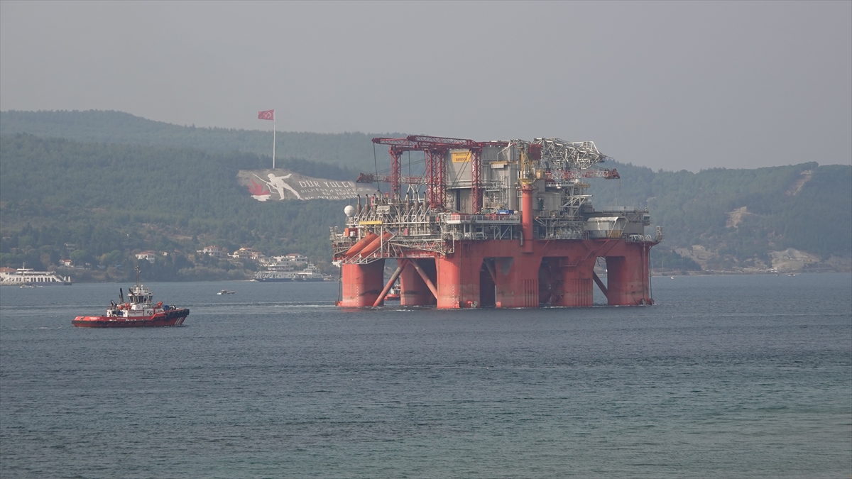 Çanakkale Boğazı dev petrol platformunun geçişi için tek yönlü gemi trafiğine kapatıldı