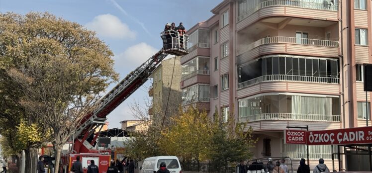 Çankırı'da bir evde çıkan yangında 3 kişi dumandan etkilendi