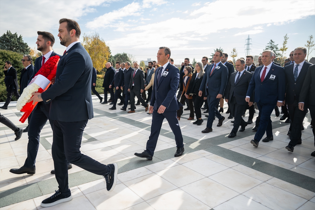 CHP Genel Başkanı Özel, Bülent Ecevit'in kabrini ziyaret etti: