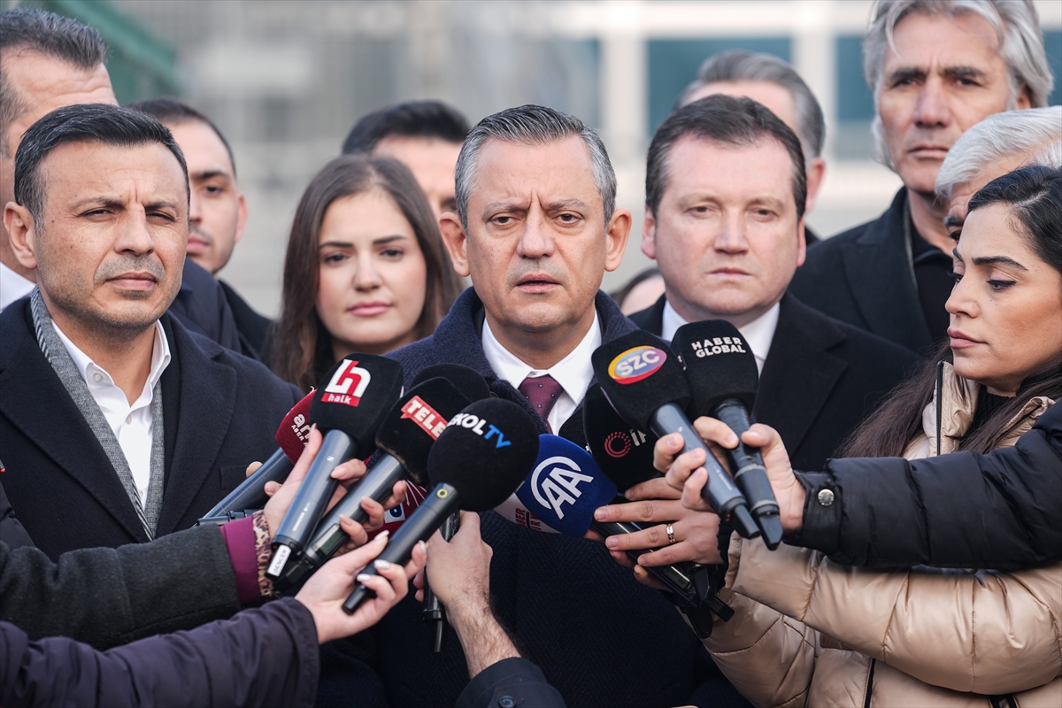 CHP Genel Başkanı Özel, tutuklu Ahmet Özer'i cezaevinde ziyaret etti: