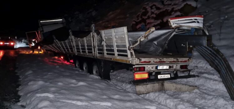 Çorum'da devrilen kamyonetteki 3 kişi yaralandı