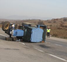 Çorum'da işçi servisi ile traktörün çarpışması sonucu 16 kişi yaralandı