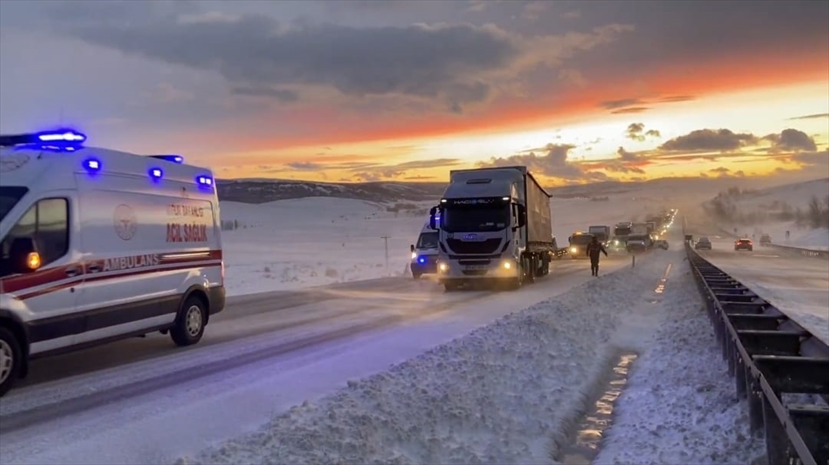 Çorum'daki zincirleme trafik kazasında 1 kişi öldü