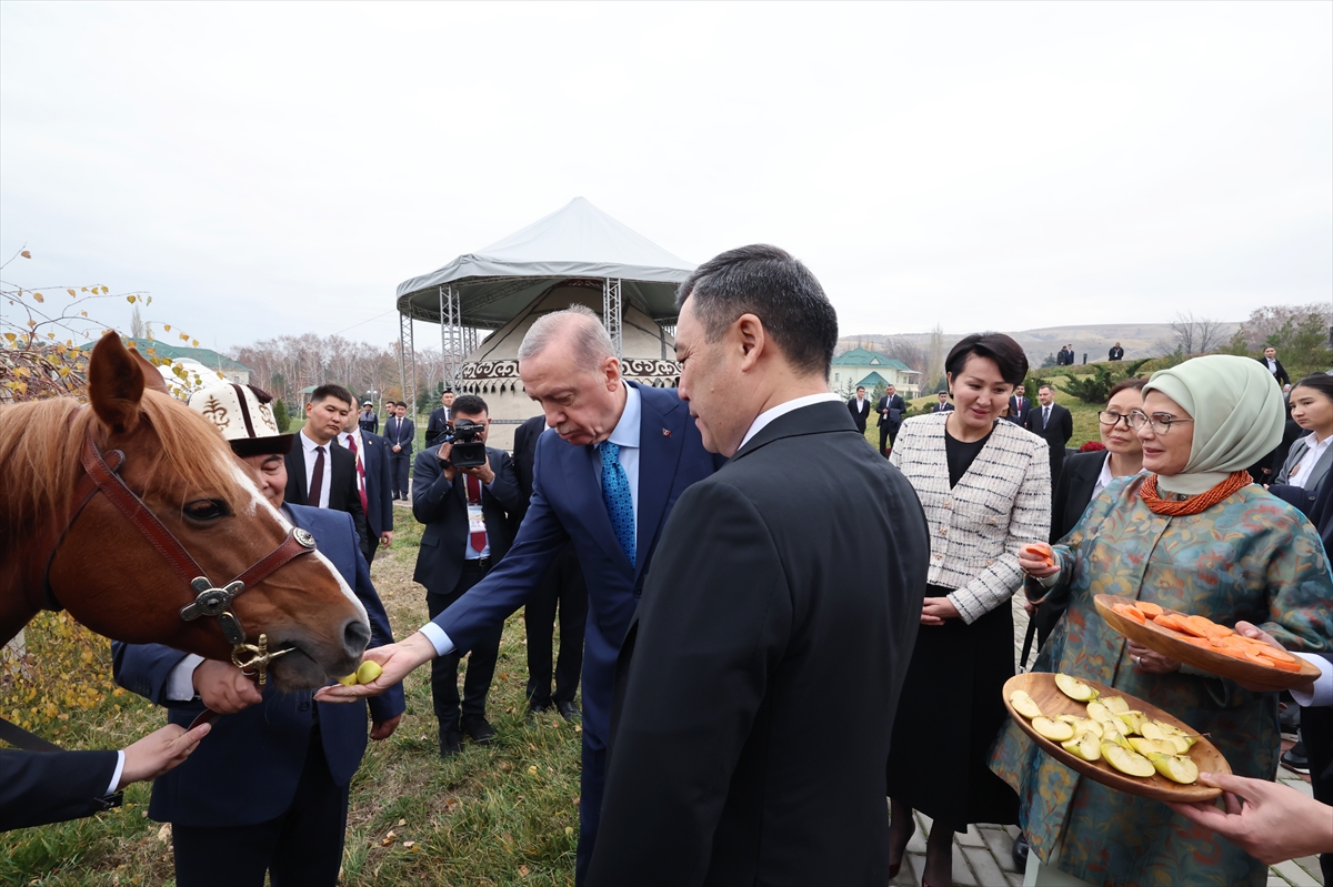 Cumhurbaşkanı Erdoğan, Kırgızistan Cumhurbaşkanı Caparov'a Togg hediye etti