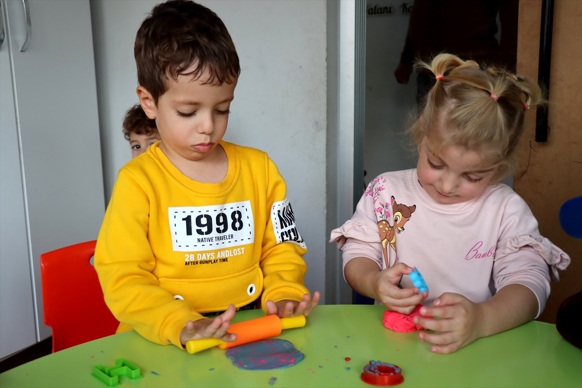 Depremde ölen Esra öğretmenin yarım kalan anaokulu hayalini kardeşi yaşatıyor