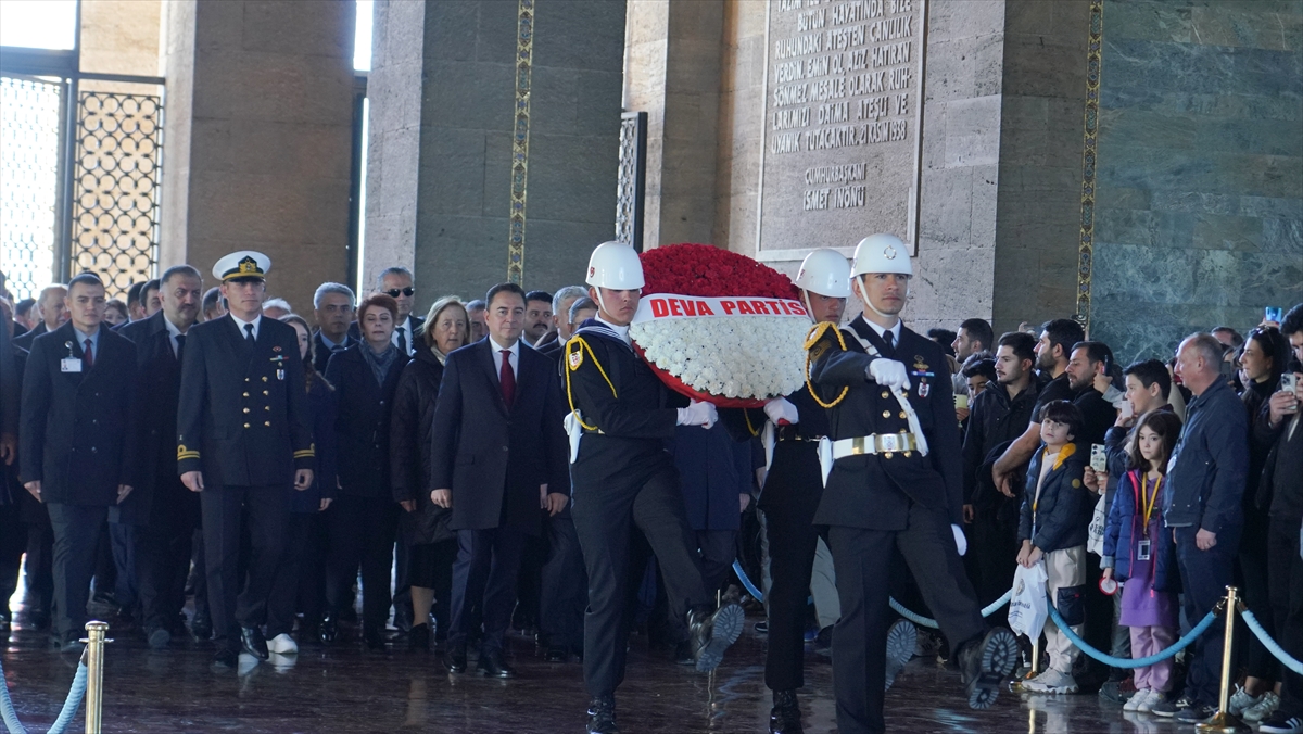 DEVA Partisi Genel Başkanı Babacan ve partililer Anıtkabir'i ziyaret etti