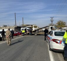 Diyarbakır'da minibüs ile otomobil çarpıştı, 13 kişi yaralandı