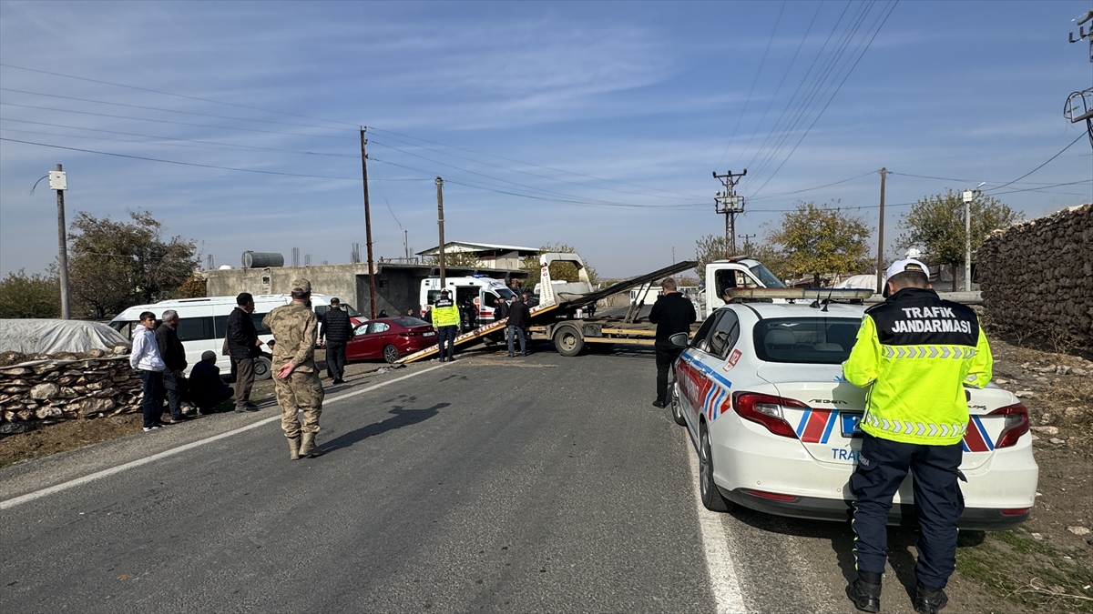 Diyarbakır'da minibüs ile otomobil çarpıştı, 13 kişi yaralandı