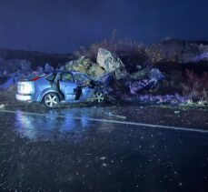 Diyarbakır'da otomobilin kayalıklara çarpması sonucu 3 kişi öldü, 2 kişi yaralandı