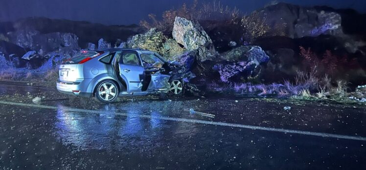 Diyarbakır'da otomobilin kayalıklara çarpması sonucu 3 kişi öldü, 2 kişi yaralandı