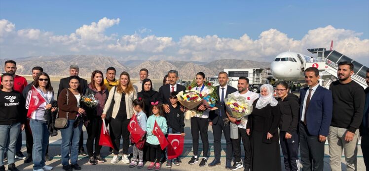 Dünya Gençler Boks Şampiyonası'nda ikinci olan Pınar Benek, Şırnak'ta coşkuyla karşılandı