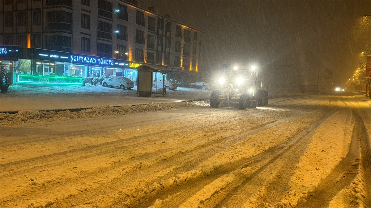 Düzce'de etkisini artıran kar sürücülere zor anlar yaşatıyor