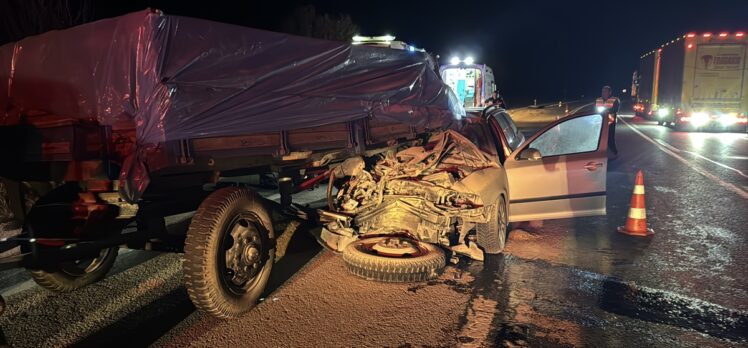 Edirne'de traktörün römorkuna çarpan otomobilde 1 kişi öldü, 1 kişi yaralandı