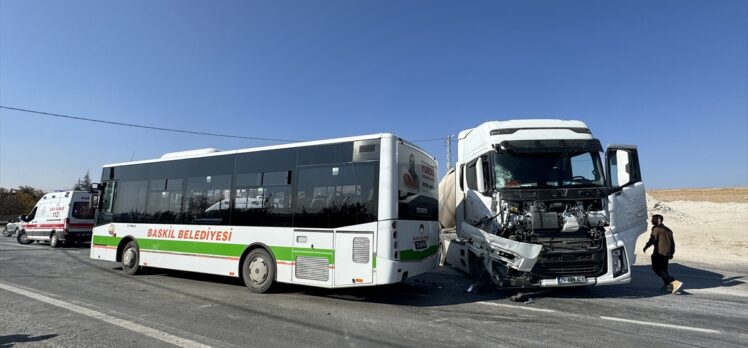 Elazığ'da halk otobüsü ile silobas dorse takılı tırın çarpışması sonucu 6 kişi yaralandı