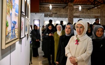 Emine Erdoğan, Çınar Uluslararası Kültür ve Sanat Derneği Karma Sergisi'nin açılışını yaptı: