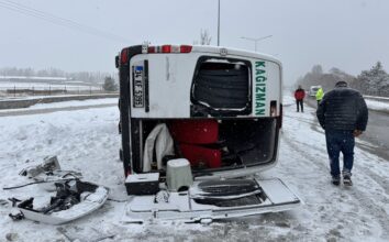 Erzurum'da direğe çarparak devrilen minibüsteki 8 kişi yaralandı