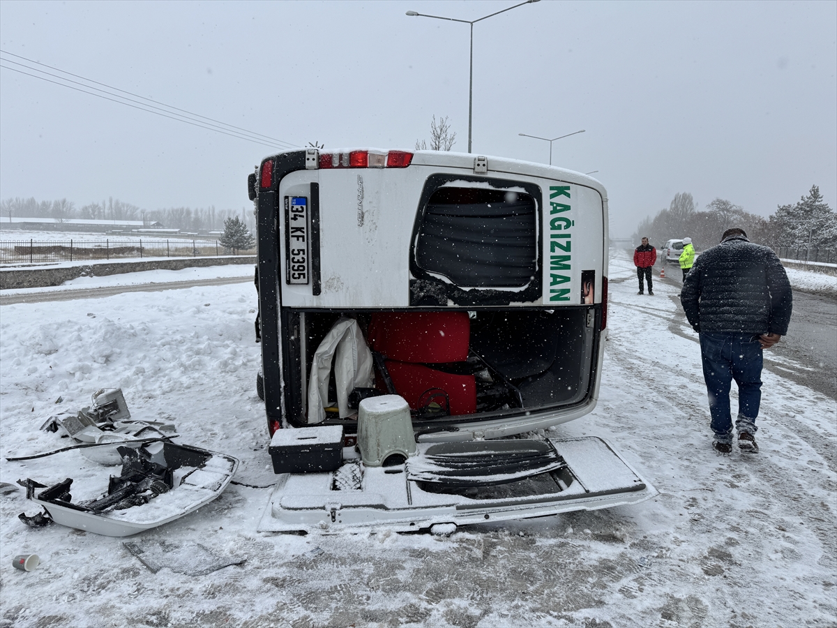 Erzurum'da direğe çarparak devrilen minibüsteki 8 kişi yaralandı